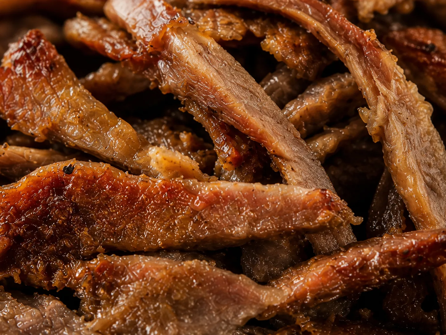 Döner-Kebab-Fleisch aus der Pfanne – Detailansicht